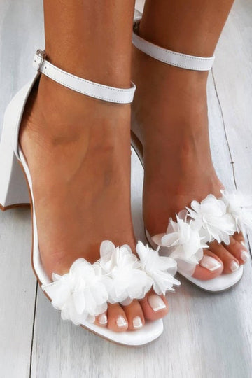 Zapatos de novia blancos con punta abierta y apliques